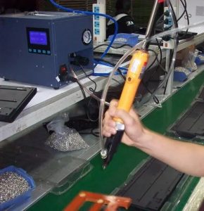 人工流水線打螺絲效率遠低于訊博自動螺絲機